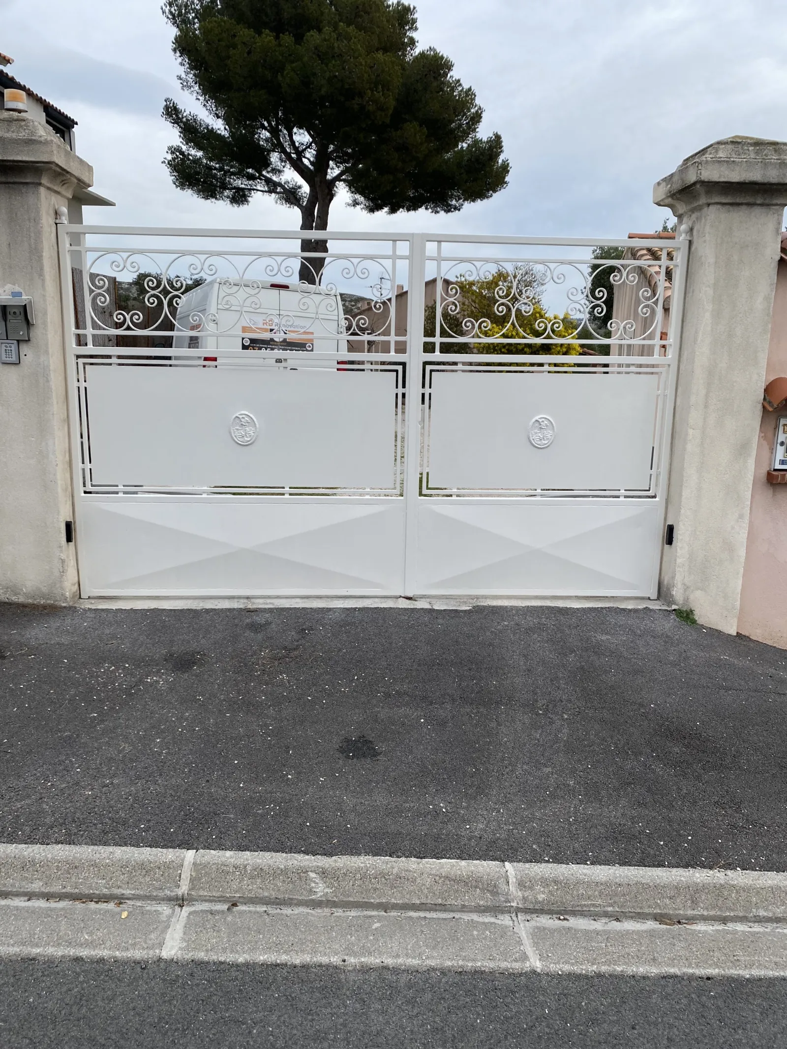Portail en métal blanc après rénovation