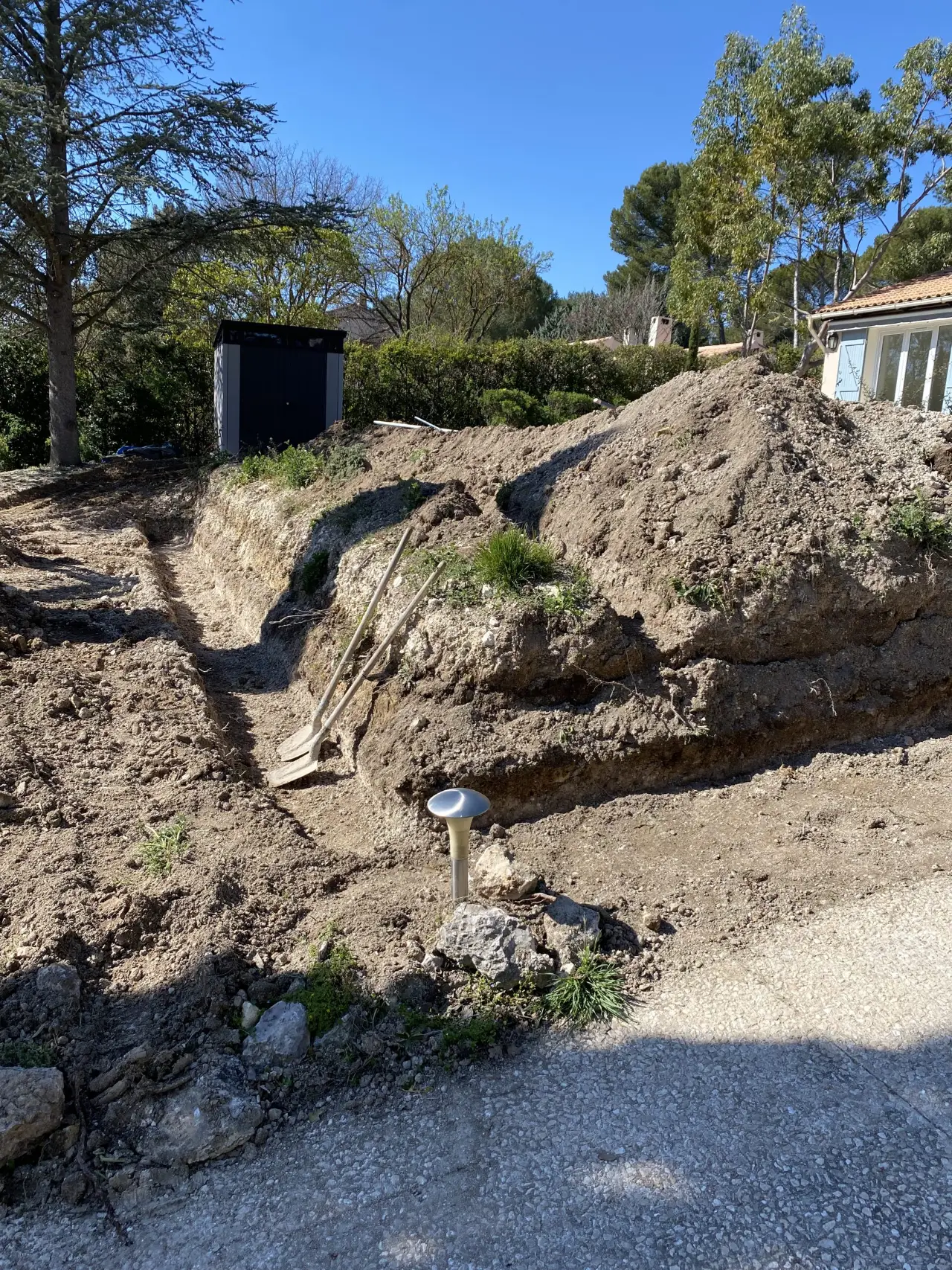 Tranchée de terrassement pour les fondations d'un muret