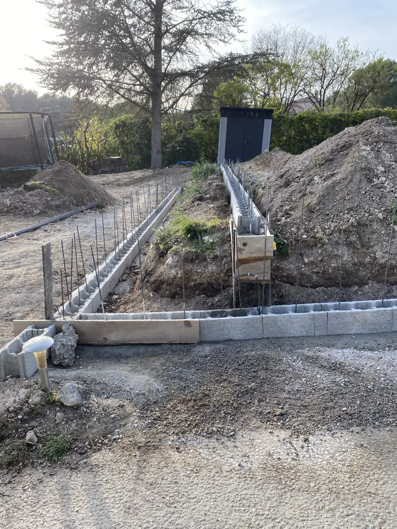 Fondations et parpaings d'un muret en construction