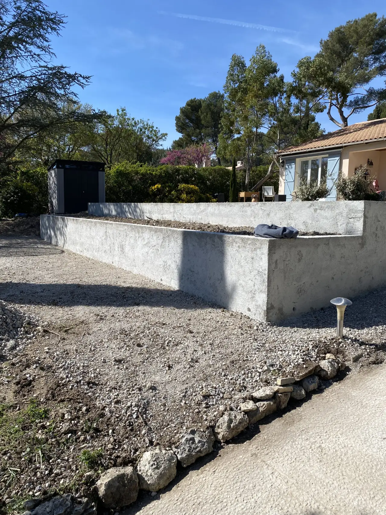 Muret enduit autour d'un jardin