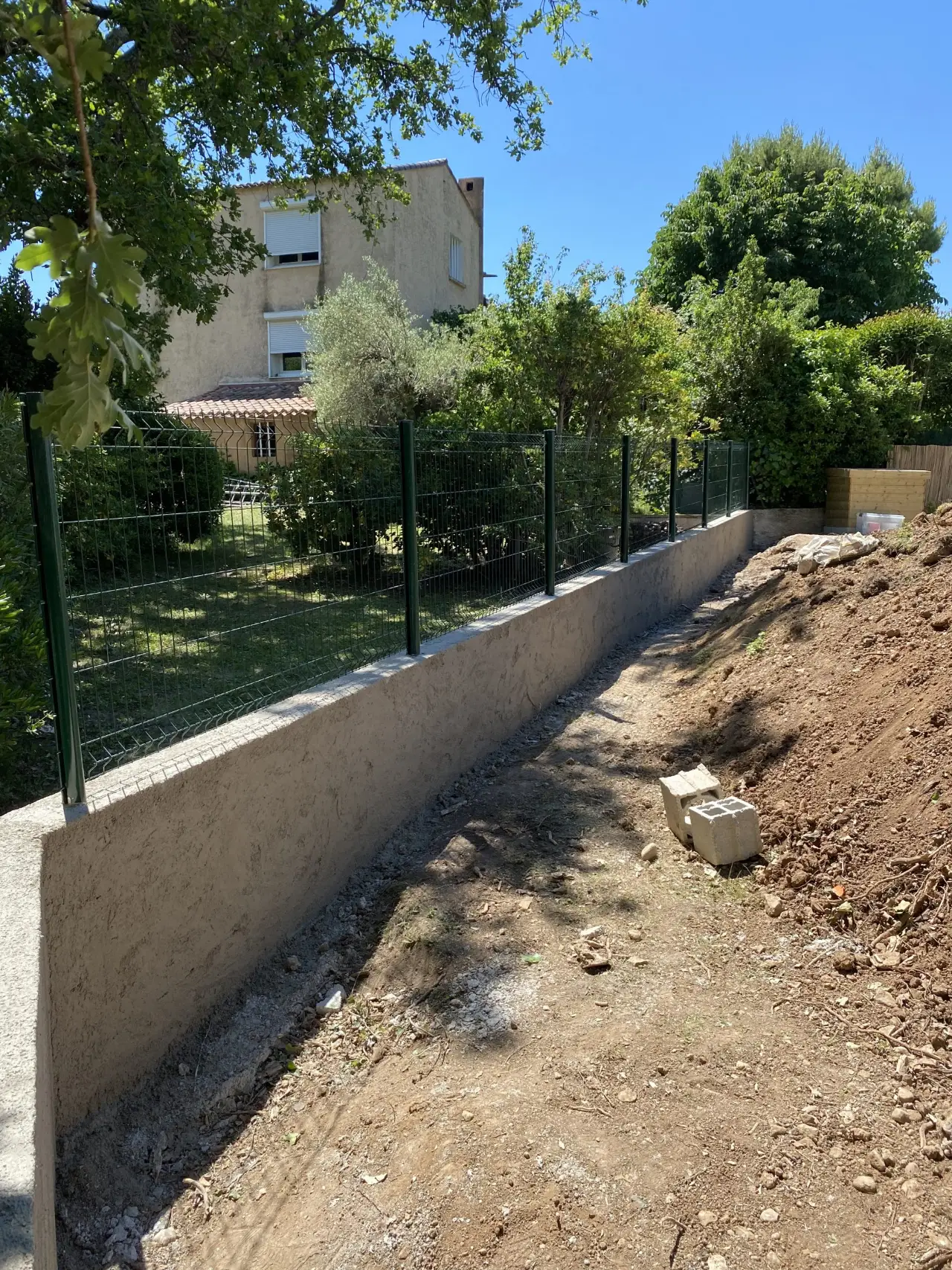Muret de clôture neuf dans un jardin