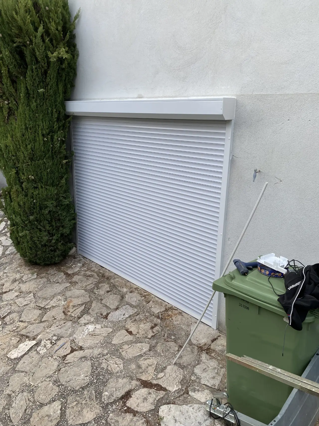 Volet roulant blanc posé sur une façade