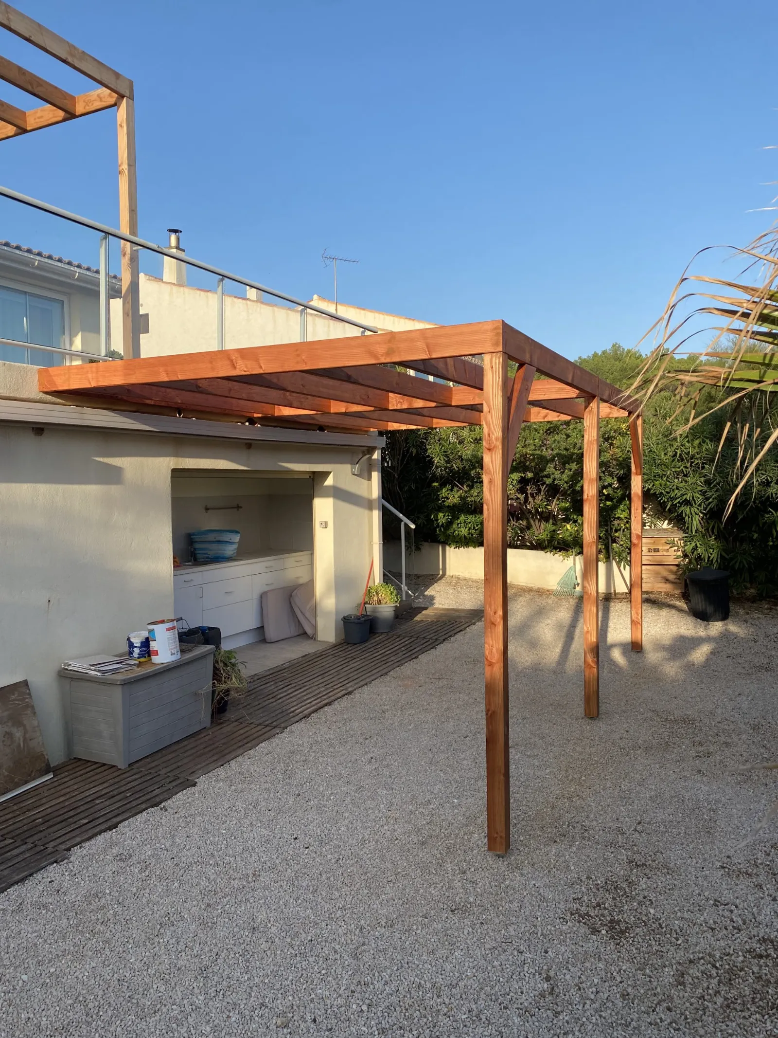 Pergola en bois sur une terrasse avec cuisine d'été