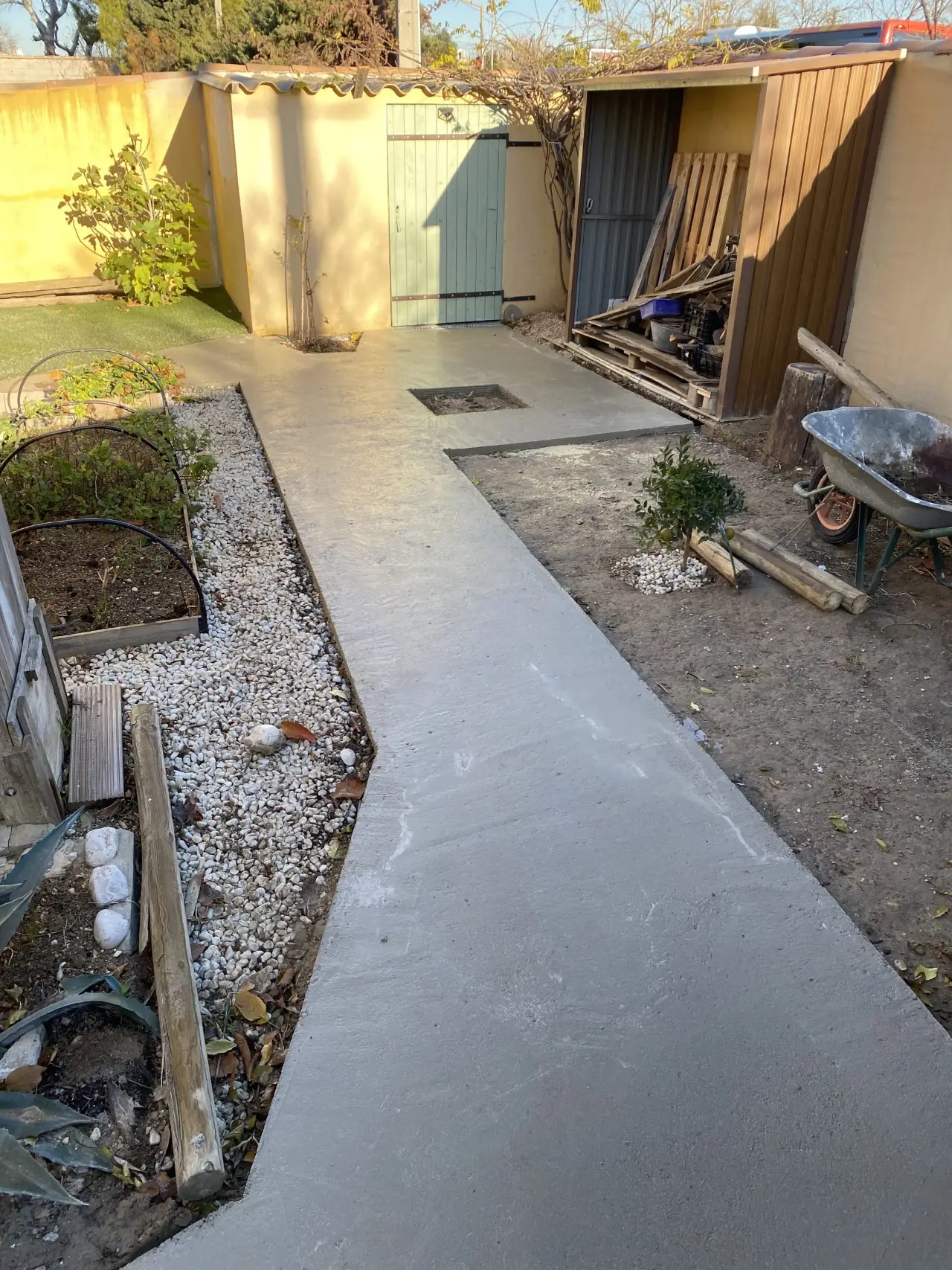 Allée en béton créée dans un jardin