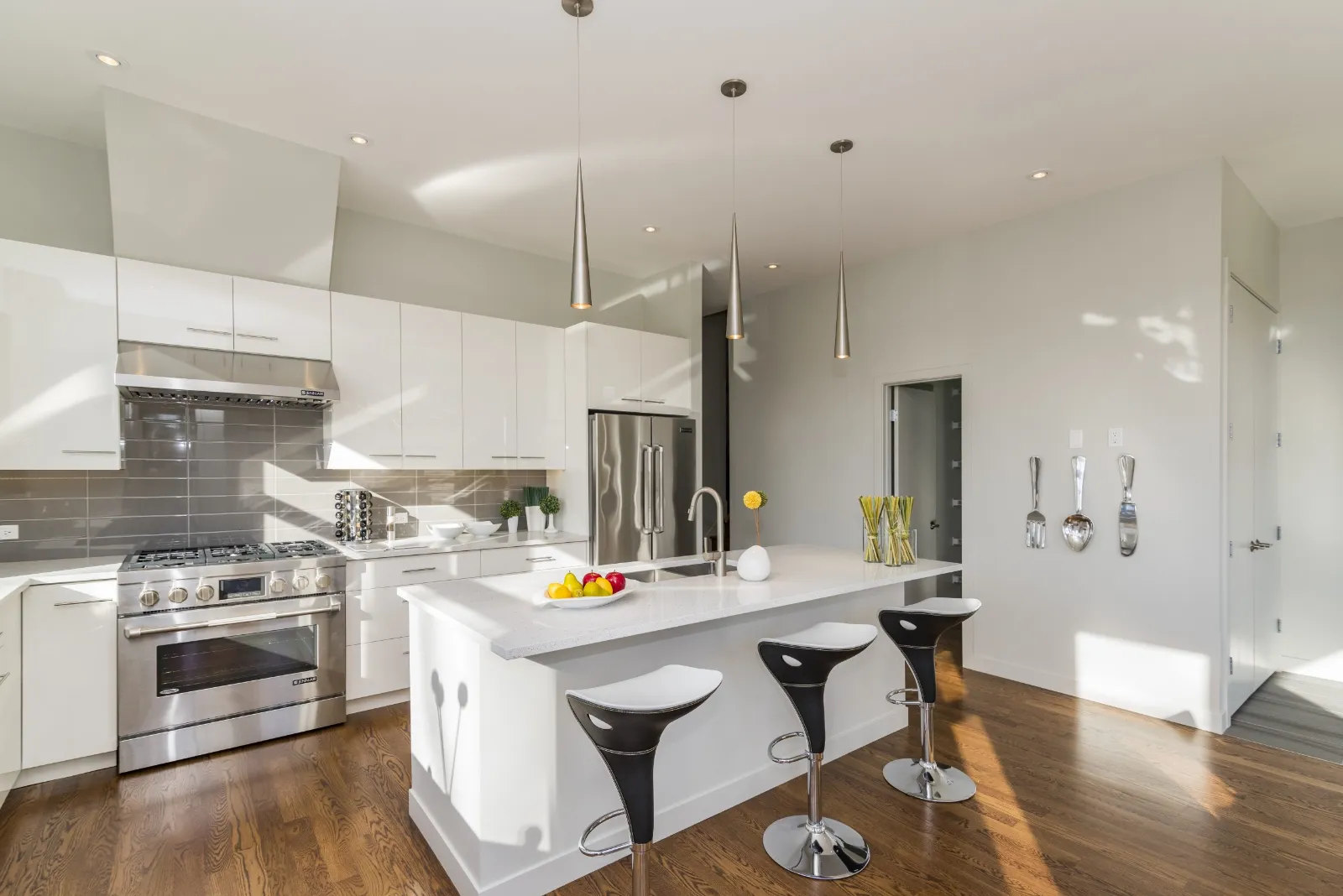 Cuisine moderne blanche avec îlot central