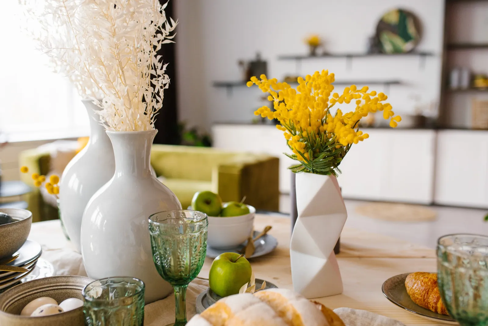 Décoration intérieure avec vases et fleurs jaunes