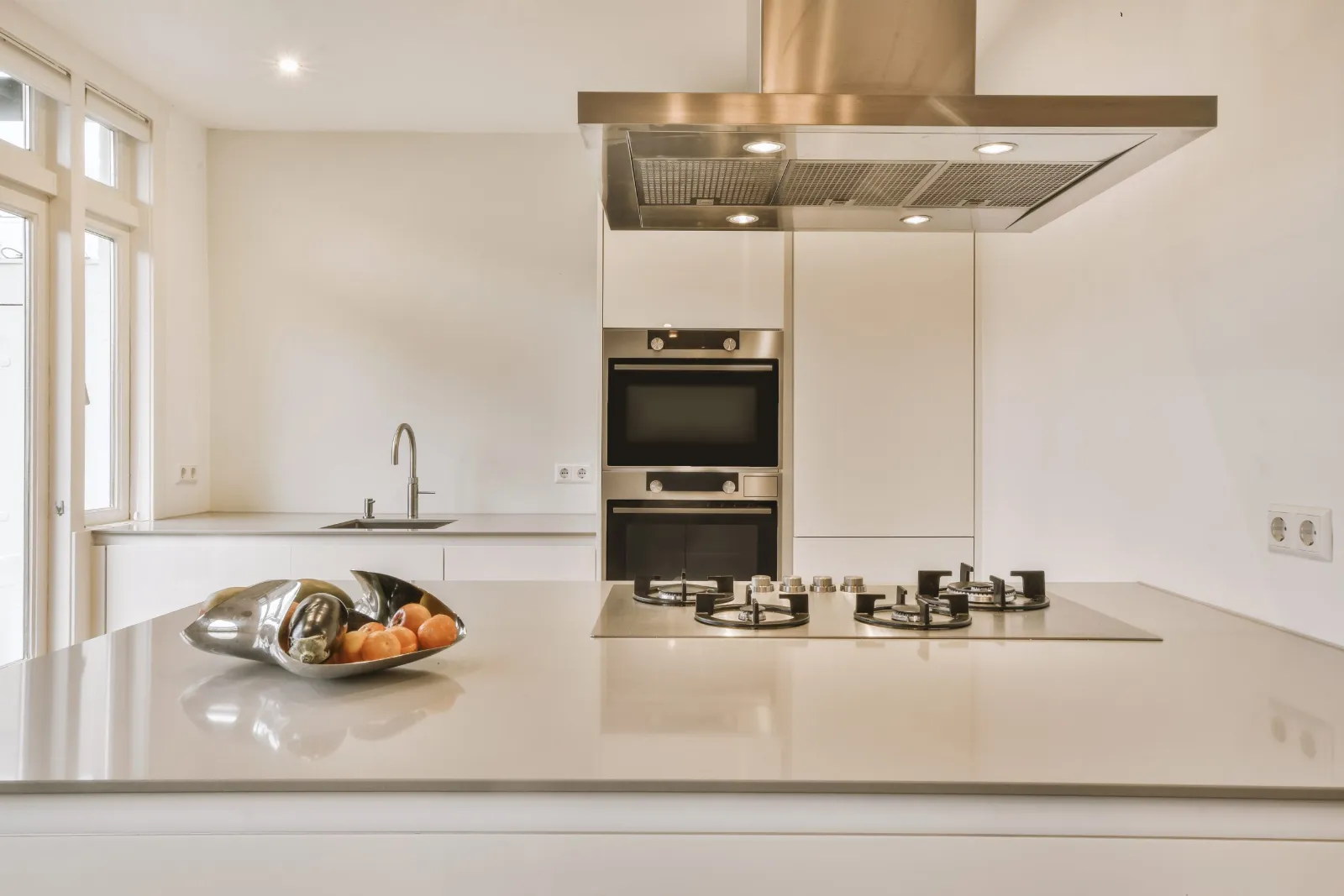 Cuisine blanche avec plaque de cuisson et fours encastrés