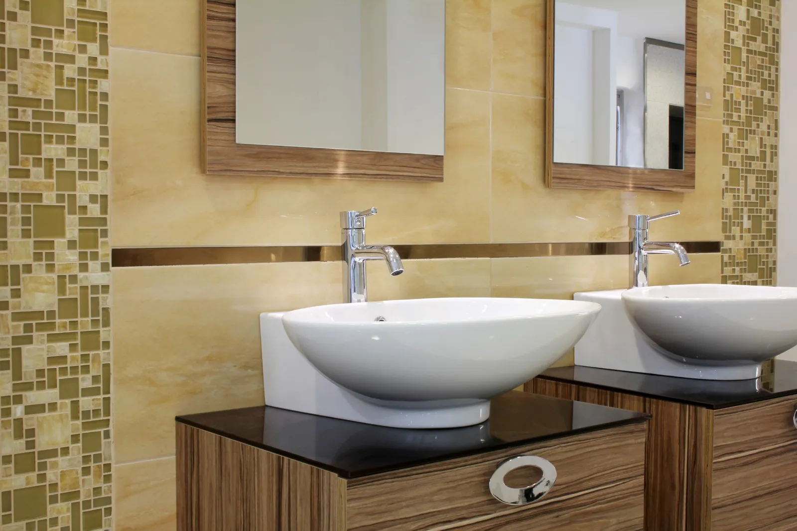 Vasques posées sur un plan de toilette avec mosaïque
