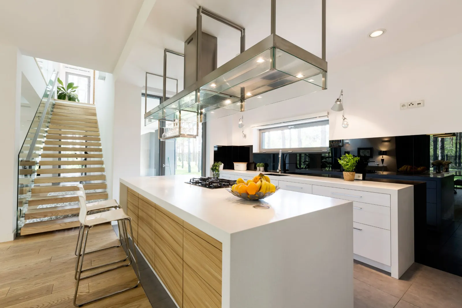 Cuisine ouverte avec îlot central et escalier