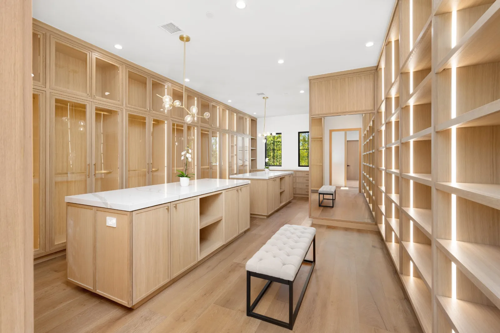 Dressing sur mesure avec rangements en bois