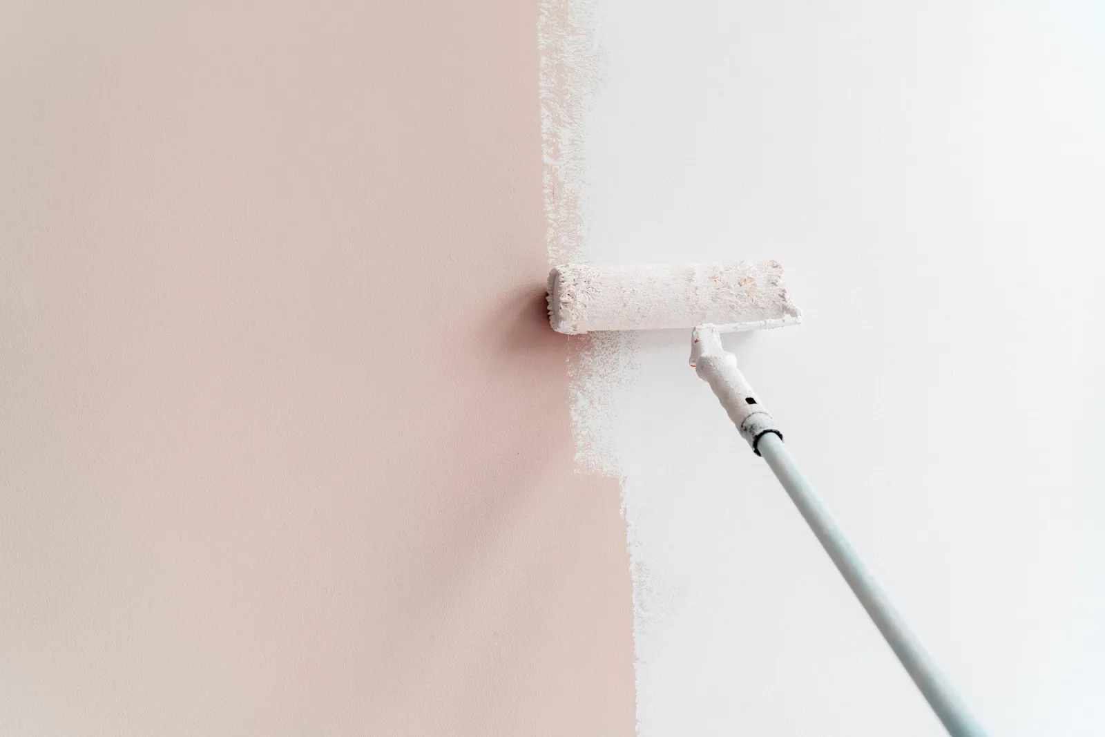 Mur repeint au rouleau en rose pâle