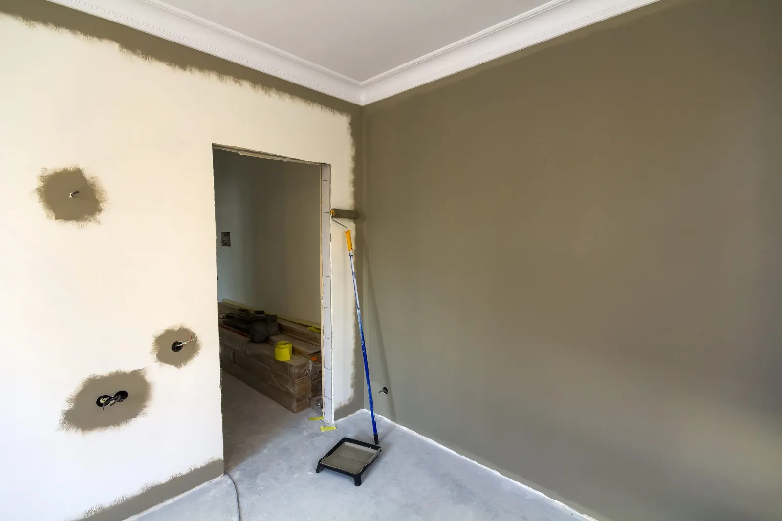 Mur en cours de rebouchage avant peinture