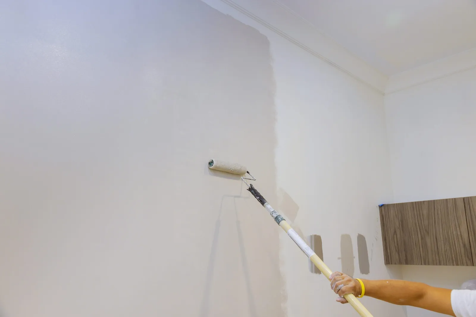 Peinture d'un mur blanc au rouleau