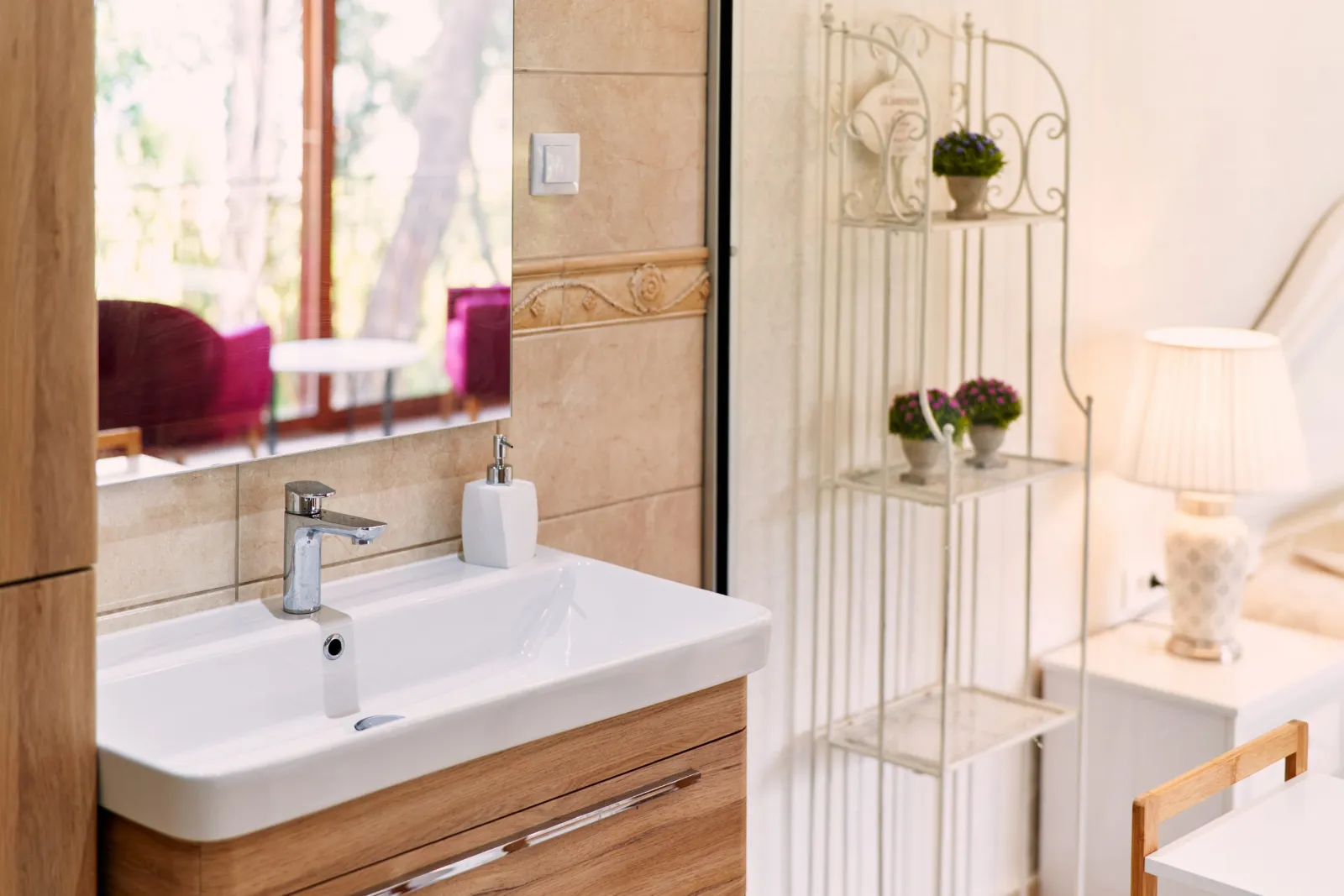 Lavabo et étagères de rangement dans une salle de bain