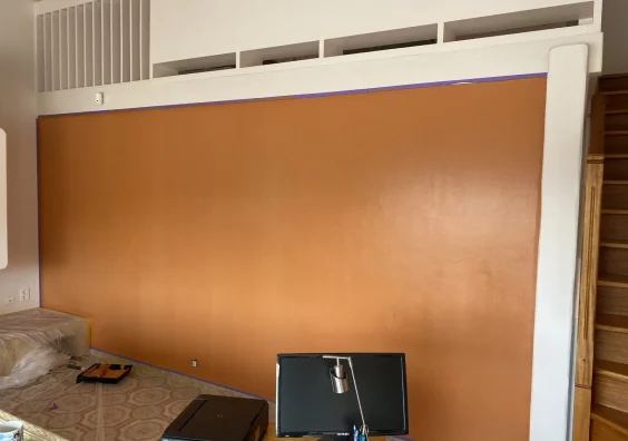 Salle de bain avec mur habillé d'un panneau effet bois cuivré