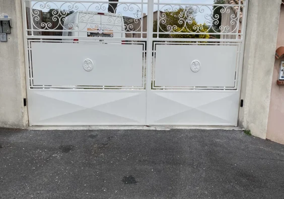 Portail en métal blanc après rénovation