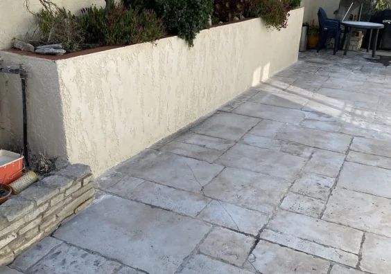 Dallage extérieur et muret enduit