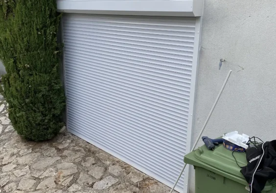 Volet roulant blanc posé sur une façade