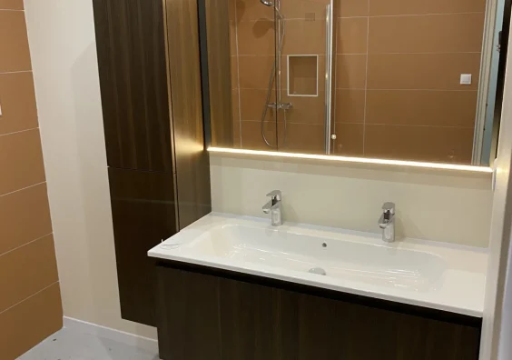 Meuble double vasque blanc avec miroir dans une salle de bain rénovée