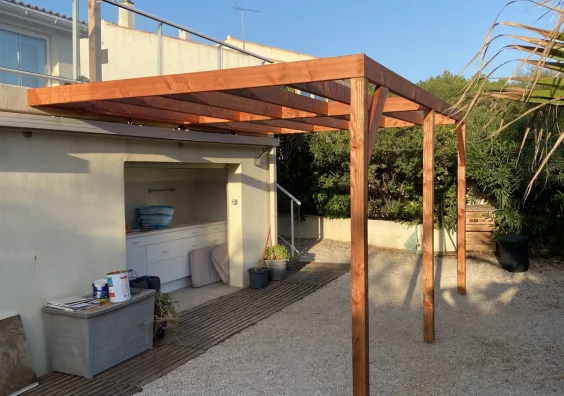 Pergola en bois sur une terrasse avec cuisine d'été