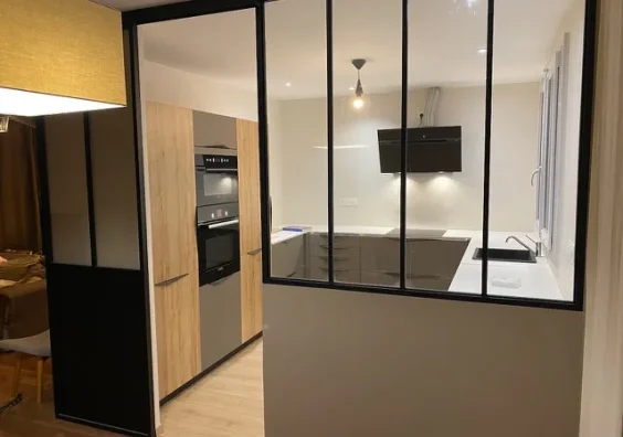 Cuisine rénovée avec verrière noire et électroménager encastré