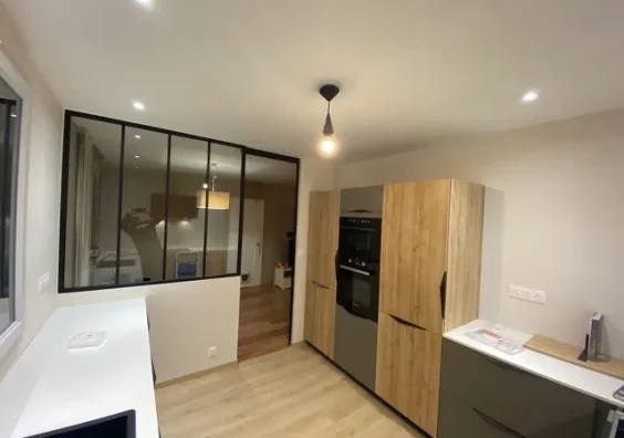 Cuisine ouverte rénovée avec verrière et meubles en bois